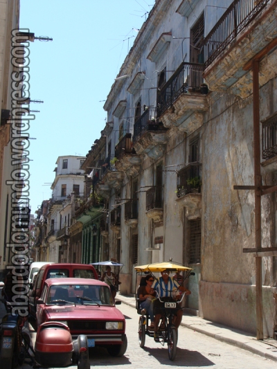 Essas duas fotos resumem Cuba, ou Havana, para mim: carros e casas antigas e transporte de bicicleta...