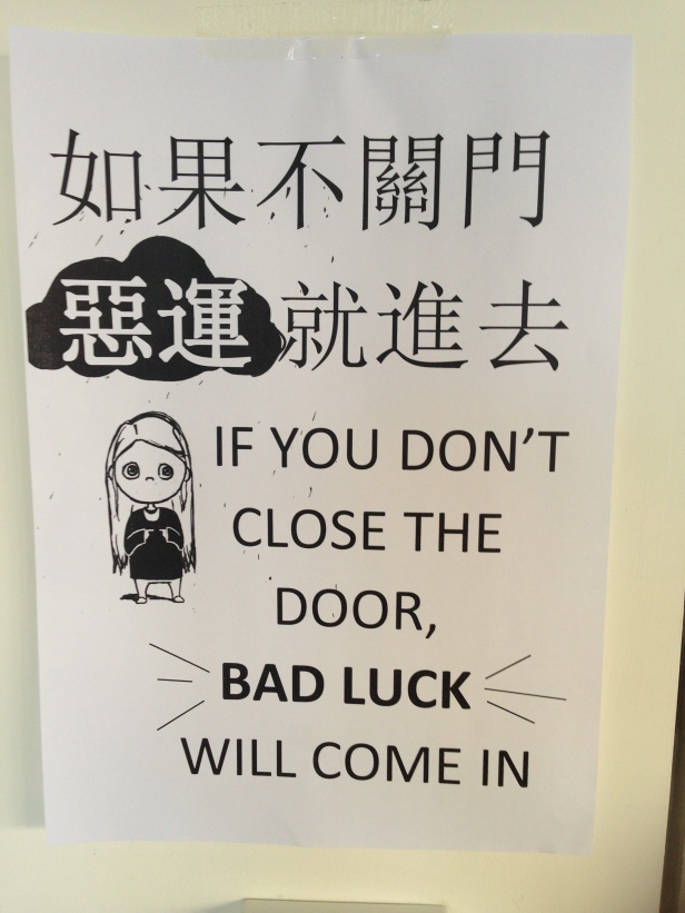 Cartaz na universidade: "se você não fechar a porta, a má sorte vai entrar". Depois de vários cartazes pedindo para o povo fechar a porta de um laboratório, resolveram apelar para a superstição para ver se funciona. 